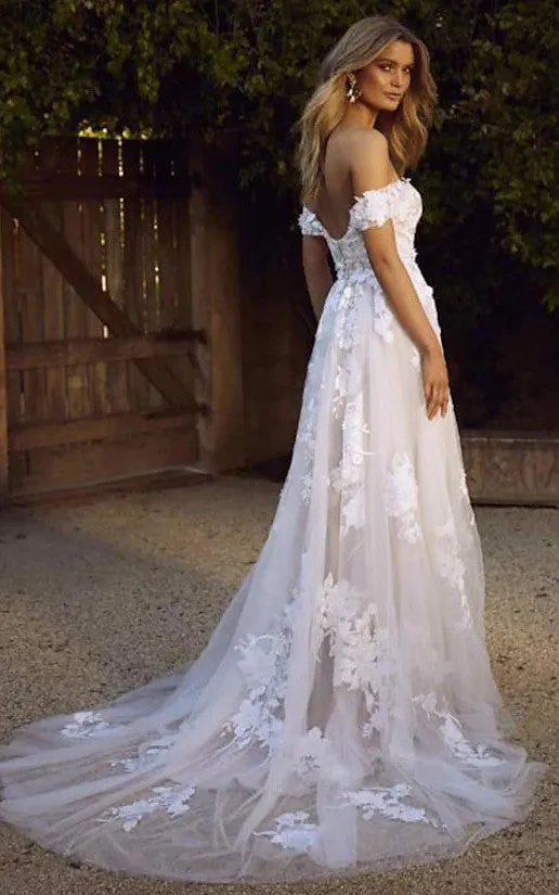 Casual Off-the-shoulder A Line Floor-length Court Train Sleeveless Wedding Dress With Appliques-716025