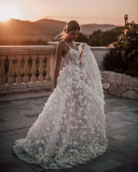 Sexy 2021 Lace Wedding Dresses 3D Flowers Beach Bohemian Bridal Wedding Gowns Spaghetti