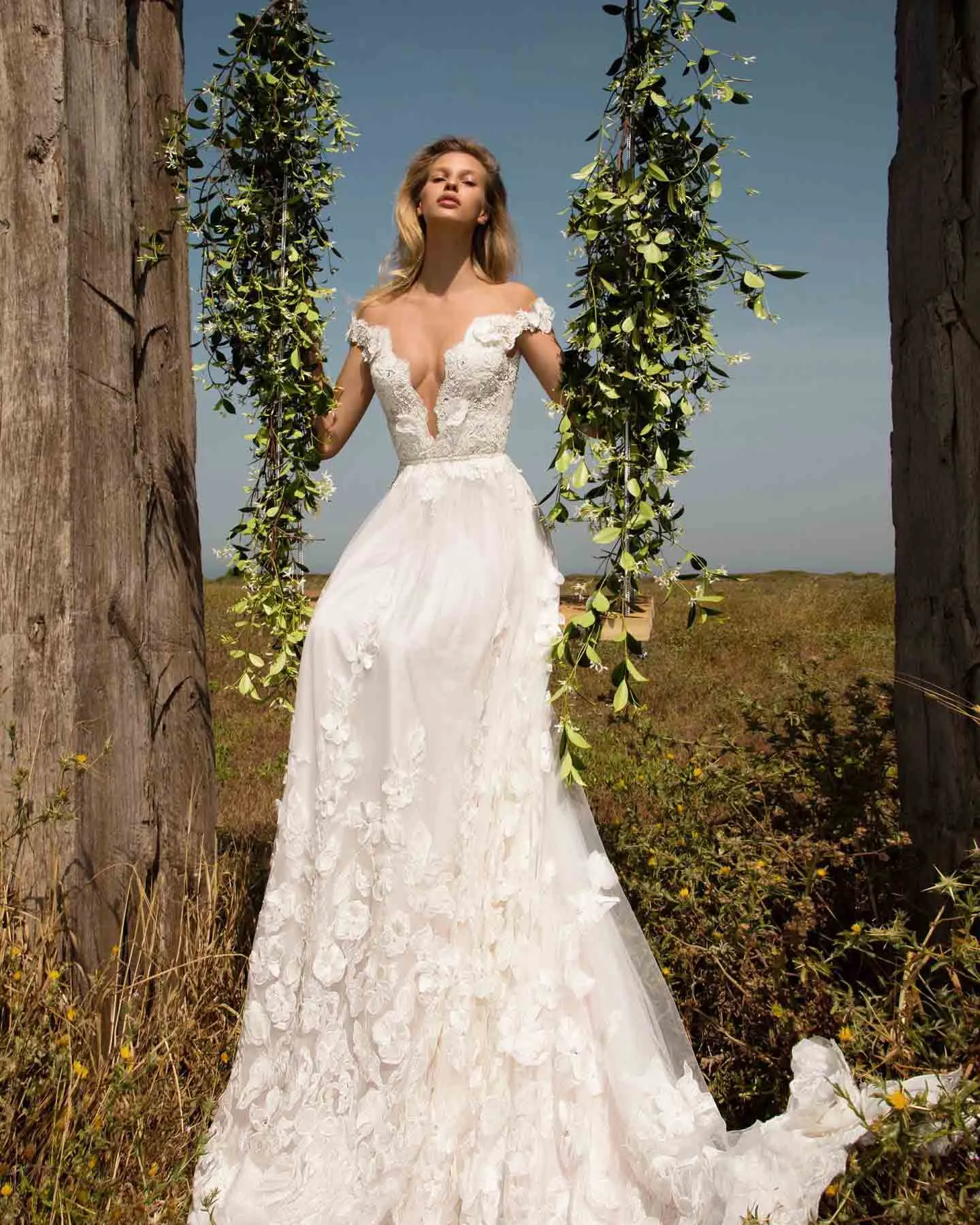 Sexy Low Back Wedding Dress Lace Appliques Off The Shoulder Beach Bohemian Bridal Gown